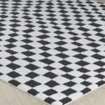 Tapis à motifs géométriques noir et blanc.