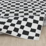 Tapis à motif damier noir et blanc.