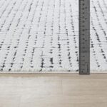 Tapis blanc mesuré avec une règle.