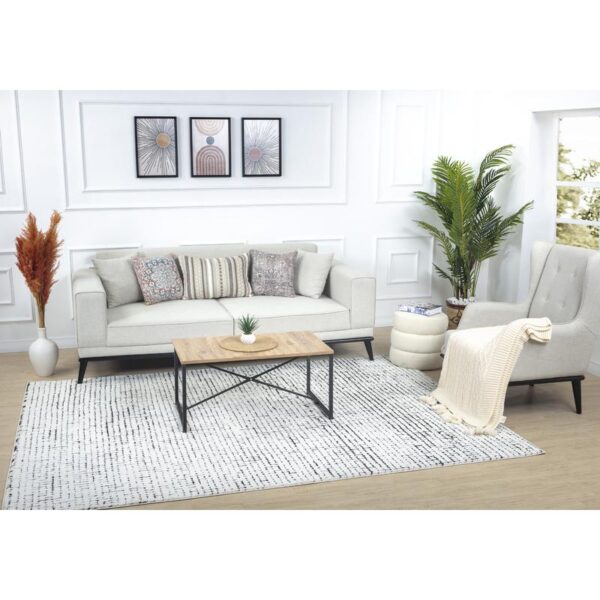 Salon moderne avec canapé, table basse et décorations.