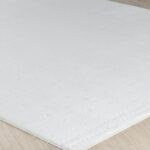 Tapis blanc doux en poil long.