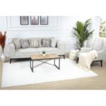 Salon moderne avec canapé et décoration intérieure.