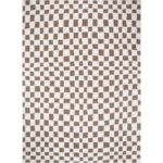 Tapis motif damier brun et blanc.