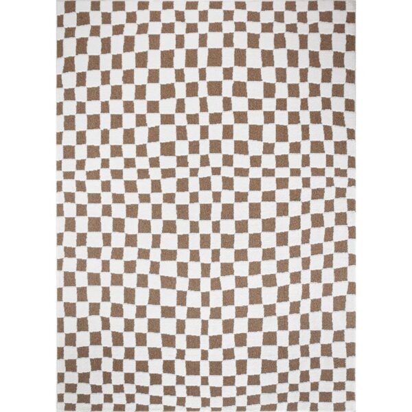 Tapis motif damier brun et blanc.