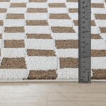 Tapis à motifs géométriques avec règle pour échelle.