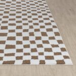 Tapis à motif damier marron et blanc.