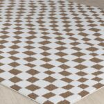 Tapis motif losanges brun et blanc.