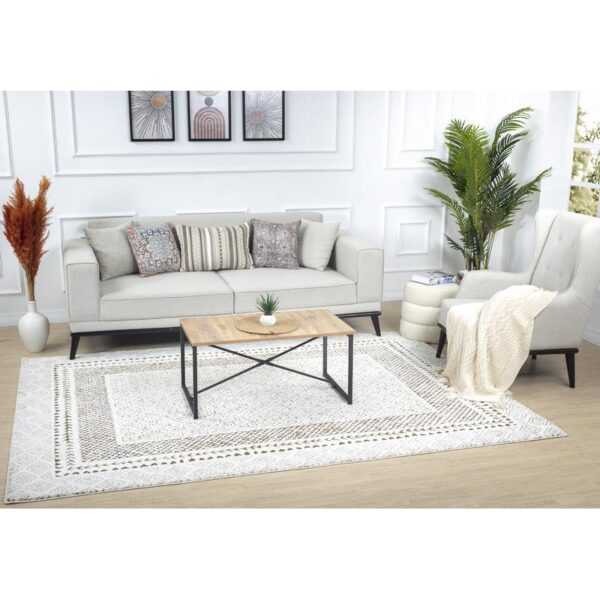 Salon moderne avec canapé, fauteuil et table basse.