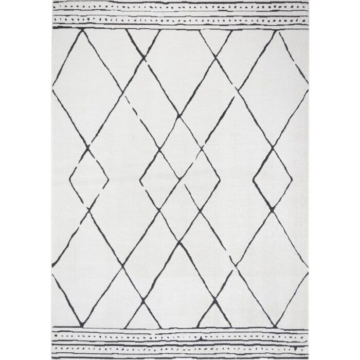 Tapis berbère blanc à motifs géométriques noirs.