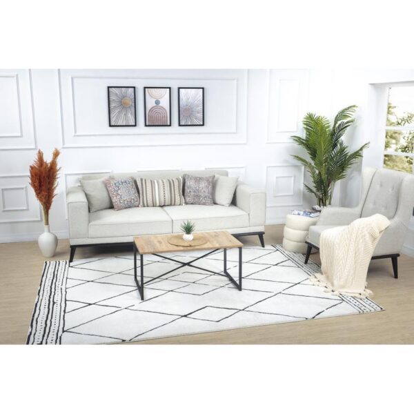 Salon moderne avec canapé et décoration épurée.