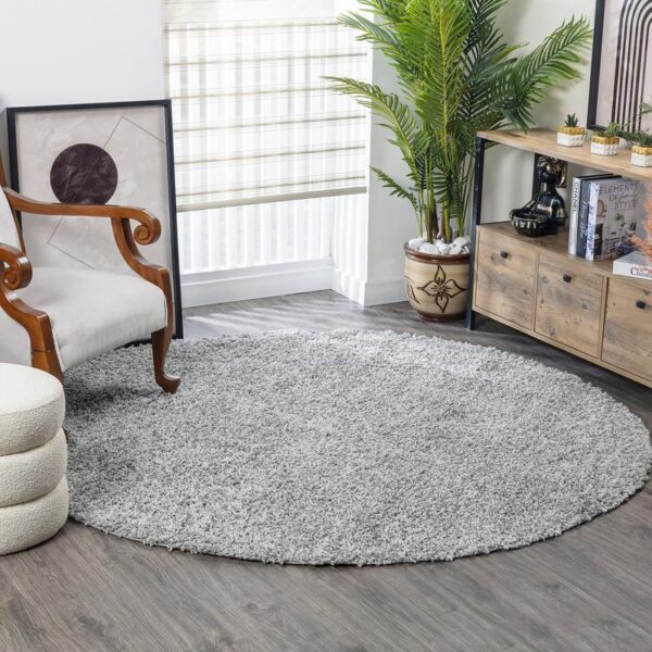 Tapis gris rond dans salon élégant moderne.