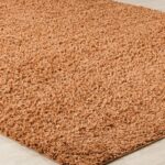 Tapis moelleux couleur caramel.