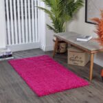 Tapis rose dans un intérieur moderne.