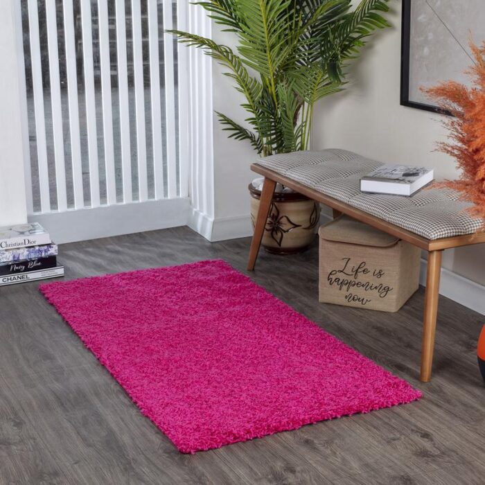 Tapis rose dans un intérieur moderne.