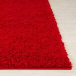 Tapis rouge moelleux sur sol en bois
