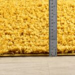 Tapis jaune mesuré avec une règle.