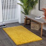 Tapis jaune moelleux dans un salon moderne.