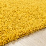 Tapis jaune moelleux sur plancher en bois