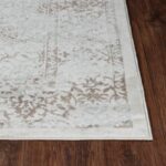 Tapis à motifs floraux sur parquet brun.