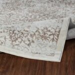 Tapis motif floral sur plancher en bois