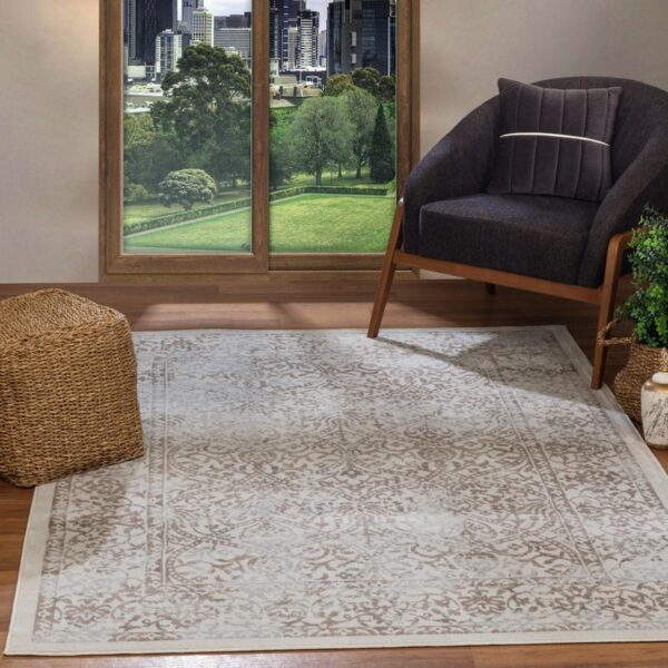 Tapis beige élégant dans salon moderne avec vue jardin.
