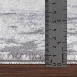 Règle mesurant épaisseur d'un tapis moelleux.