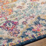 Tapis coloré avec motifs orientaux.