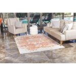 Salon moderne avec canapé, fauteuil et tapis coloré.