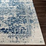 Tapis vintage bleu sur plancher en bois.