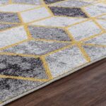 Tapis géométrique gris et jaune sur parquet