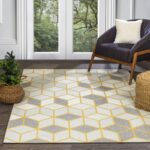 Tapis géométrique jaune dans salon moderne.