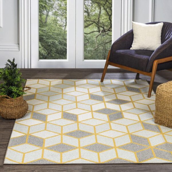 Tapis géométrique jaune dans salon moderne.