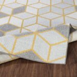 Tapis design géométrique gris et doré.