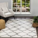 Intérieur moderne avec tapis et fauteuil élégant.