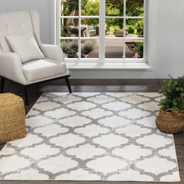 Intérieur moderne avec tapis et fauteuil élégant.