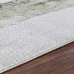 Tapis texturé moderne sur parquet.