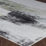 Tapis moderne aux motifs abstraits en noir et blanc.