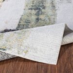 Tapis moderne sur parquet.