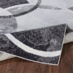 Tapis design géométrique gris et blanc.