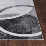 Tapis moderne gris et blanc sur parquet