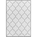 Tapis blanc à motifs géométriques gris.
