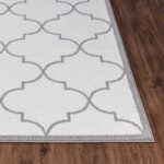 Tapis motifs géométriques blanc et gris.