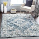 Tapis persan bleu dans salon moderne.