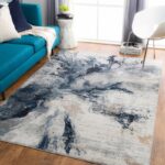 Tapis moderne bleu et gris dans salon design.