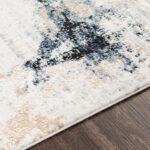 Tapis moderne aux motifs bleus et beige.