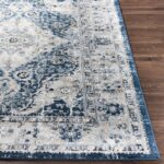 Tapis persan bleu et gris sur plancher en bois