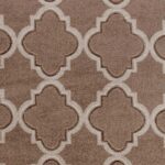 Motif géométrique brun et beige sur tapis.