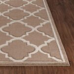 Tapis motif géométrique sur plancher en bois.