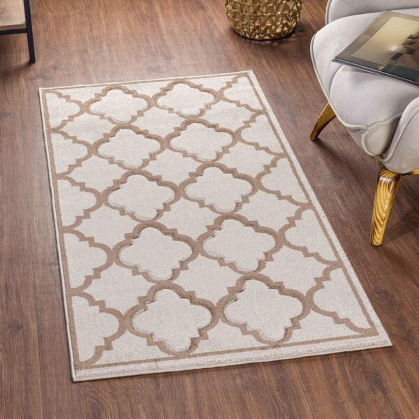 Tapis beige à motifs géométriques dans un salon moderne.