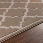 Tapis motif géométrique en gros plan sur parquet.